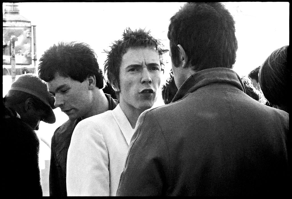 El día que los Sex Pistols tocaron de imprevisto frente a la Reina