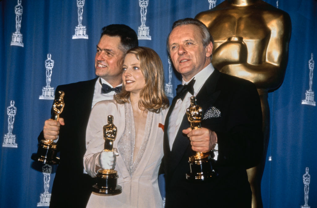 Jonathan Demme, Jodie Foster y Anthony Hopkins con sus Oscar en 1992 por 'El silencio de los inocentes'