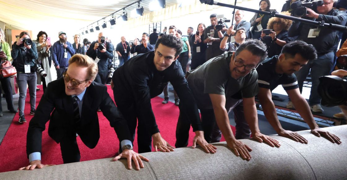 Conan O'Brien desenrollando la alfombra roja de los Oscar 2025