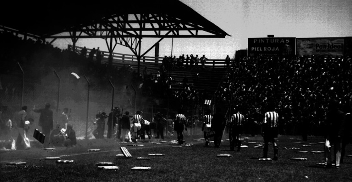 Incendio en las tribunas del estadio Asturias en el encuentro Necaxa-Asturias