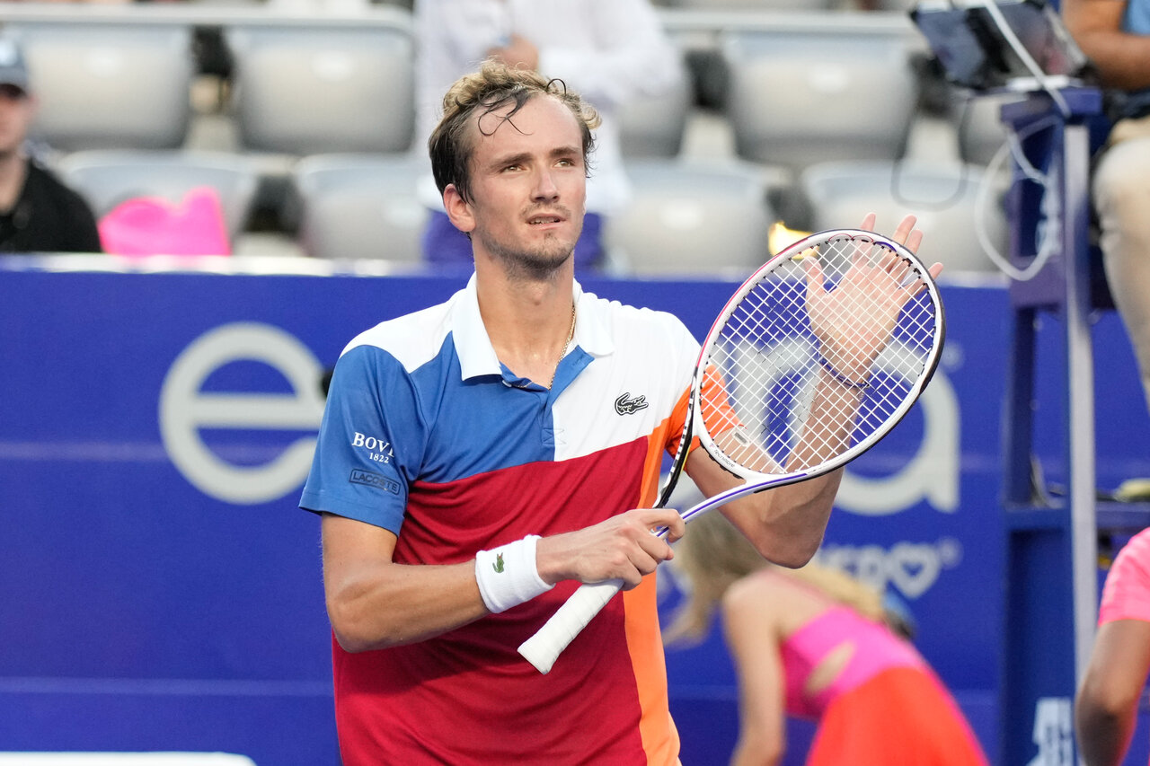 Daniil Medvedev's message after Russia invades Ukraine: "Sometimes tennis isn't that important"