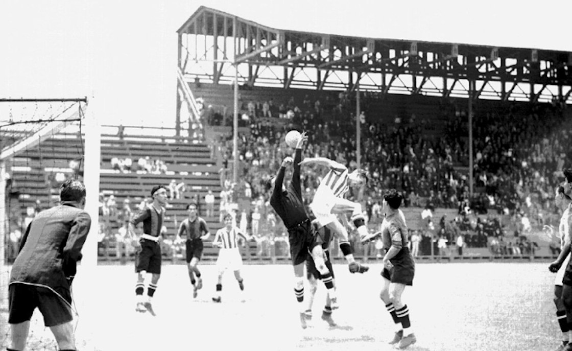 Necaxa vs. Atlante, en el Parque Necaxa, durante la década de los 30.