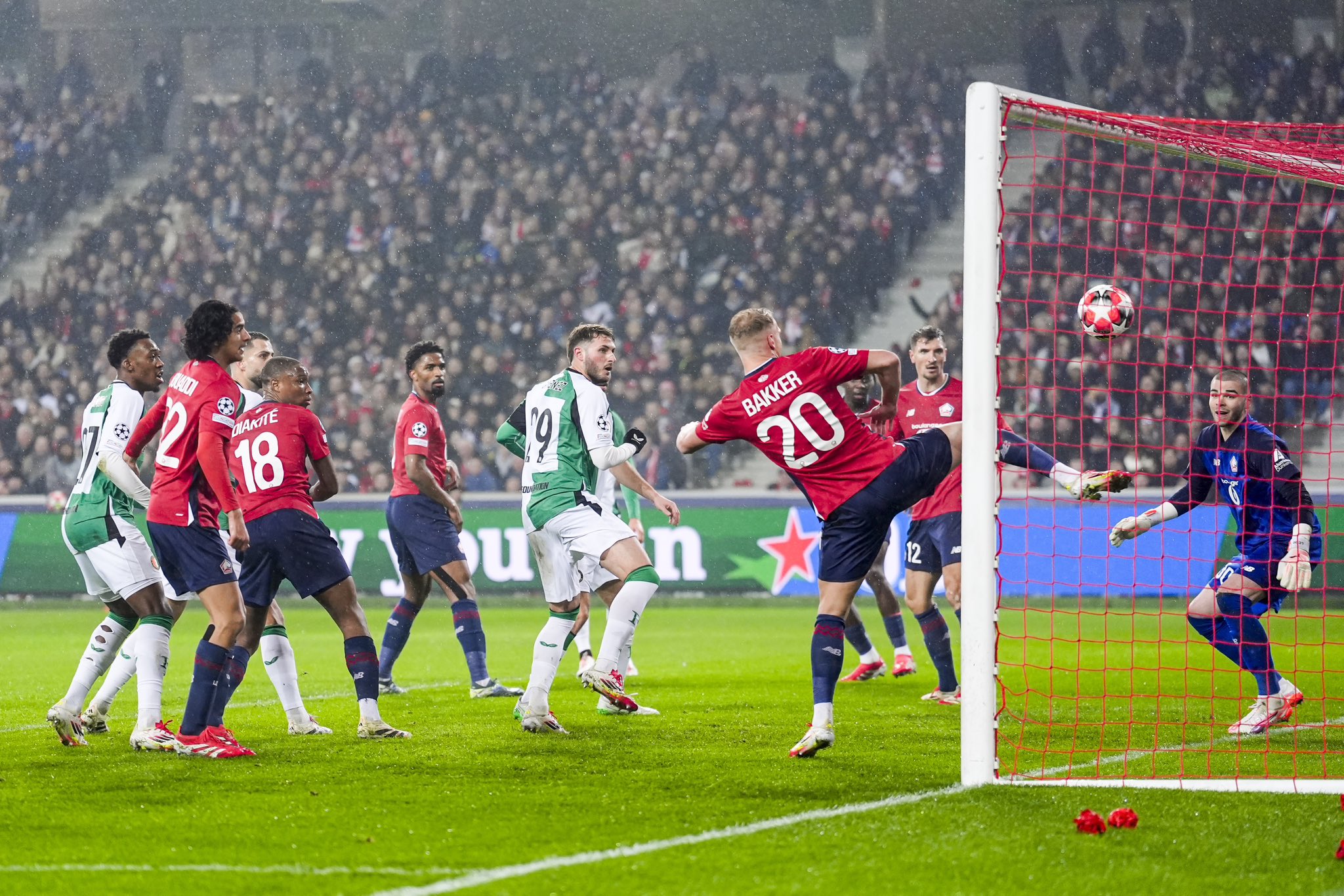 Santi giménez anota gol en la Champions League