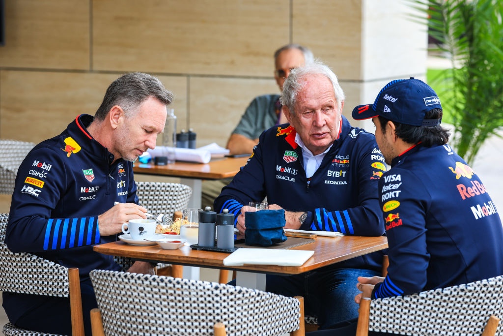 Checo Pérez con Helmut Marko y Christian Horner