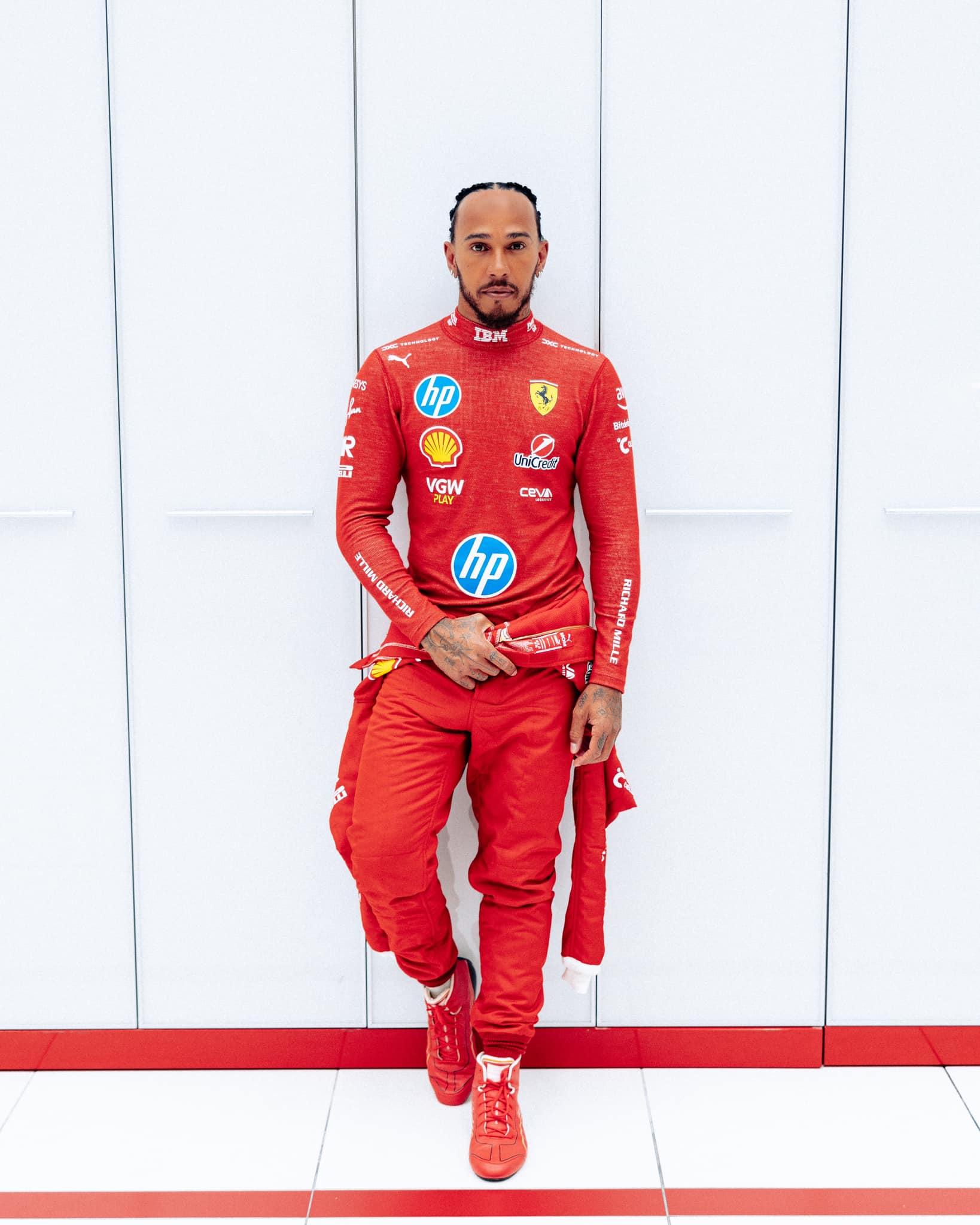 La primera imagen de Hamilton con el mono de Ferrari