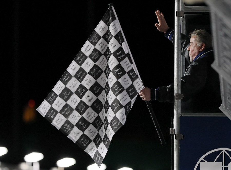 Sylvester Stallone con la bandera a cuadros de la F1