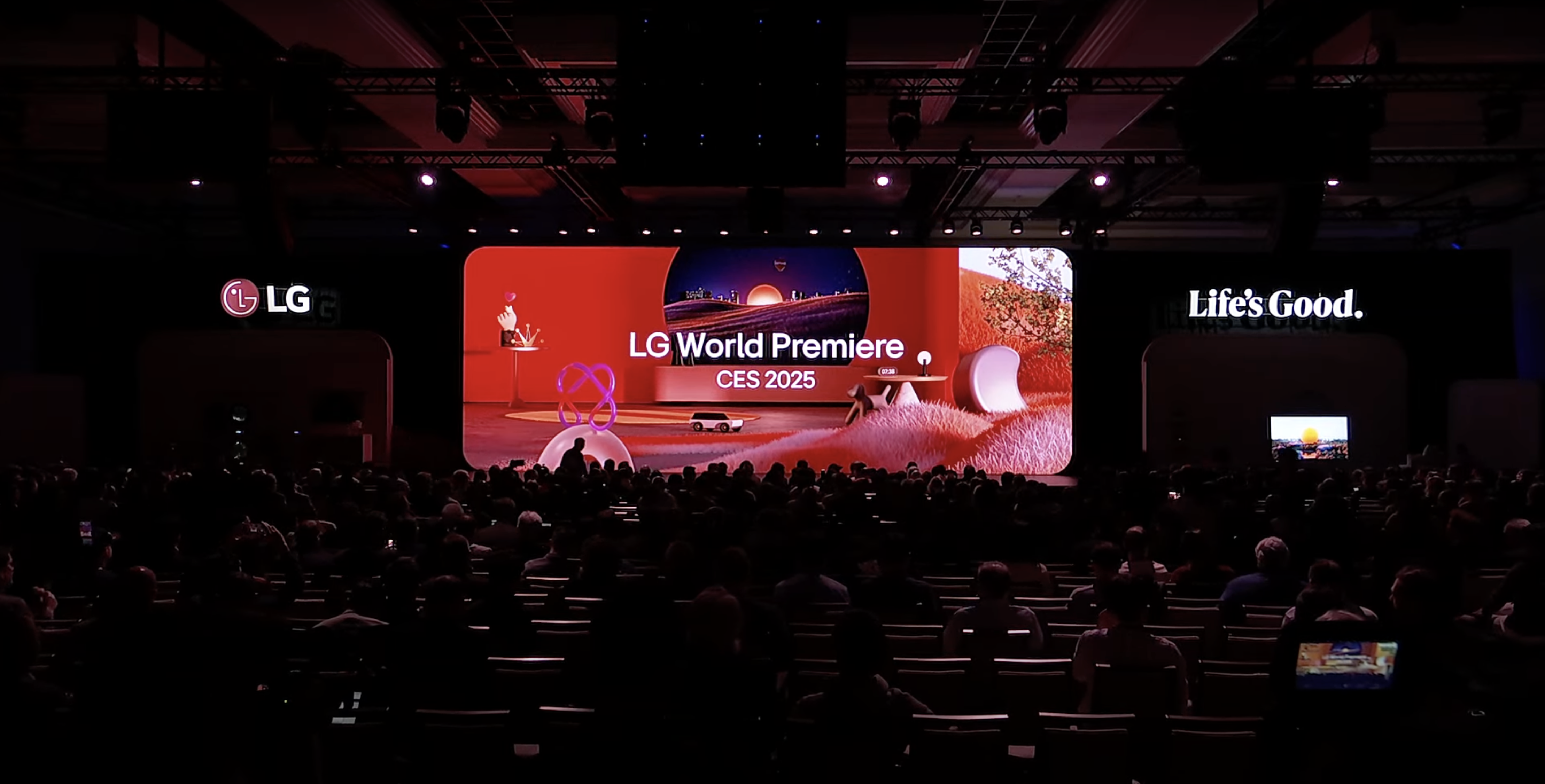 Auditorio lleno durante la LG World Premiere en el CES 2025, con una pantalla gigante que muestra el lema "Life's Good" y un escenario rojo con visuales futuristas.