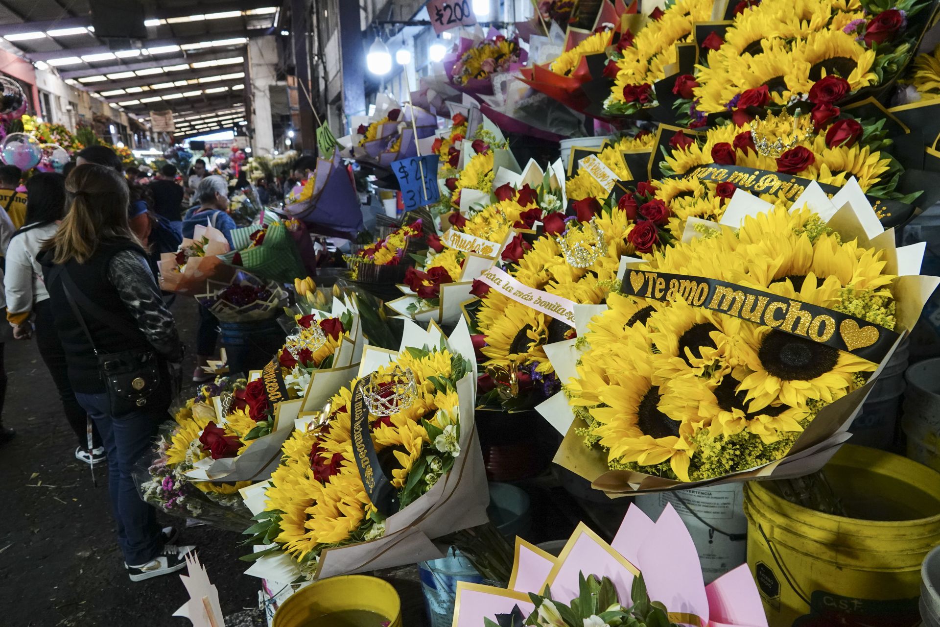 San Valentín: Dónde comprar Flores, poemas, canciones para dedicar y más