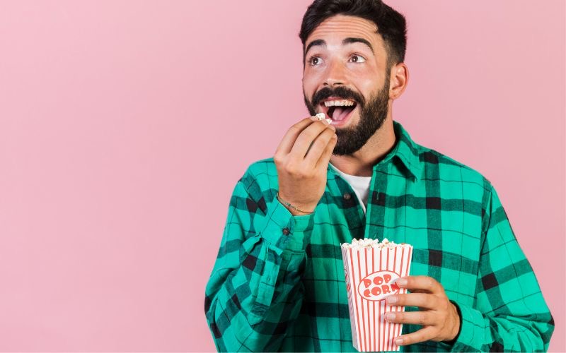 persona comiendo palomitas