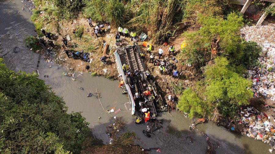 54 personas mueren luego de que autobús cayera de un puente en Guatemala