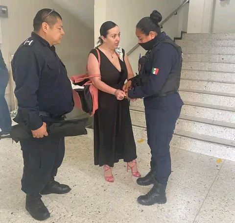 Sacan esposada a reportera en Cadereyta para evitar que cuestione a alcalde