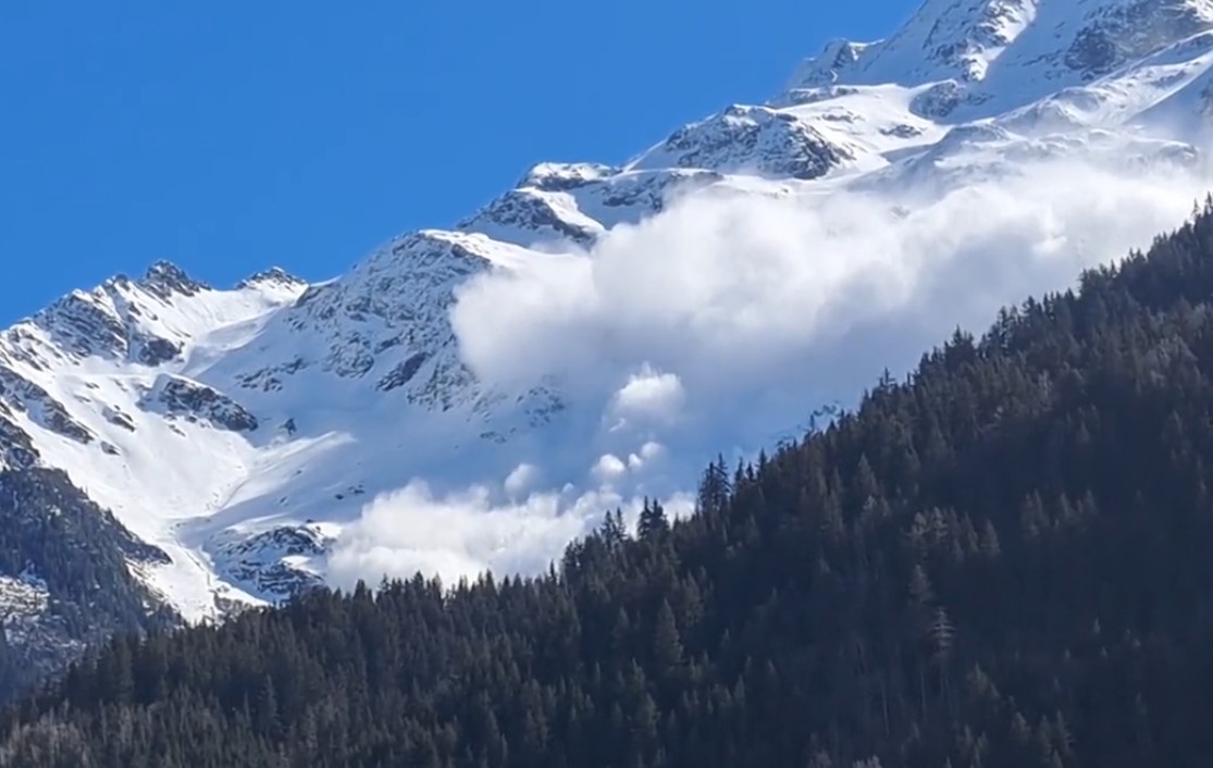 4 people die after a snow avalanche in the French Alps