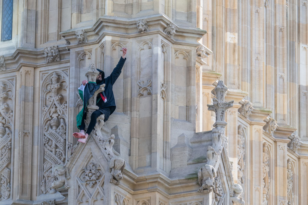 Detienen a hombre que pasó más de 16 horas trepado en el Big Ben con una bandera palestina