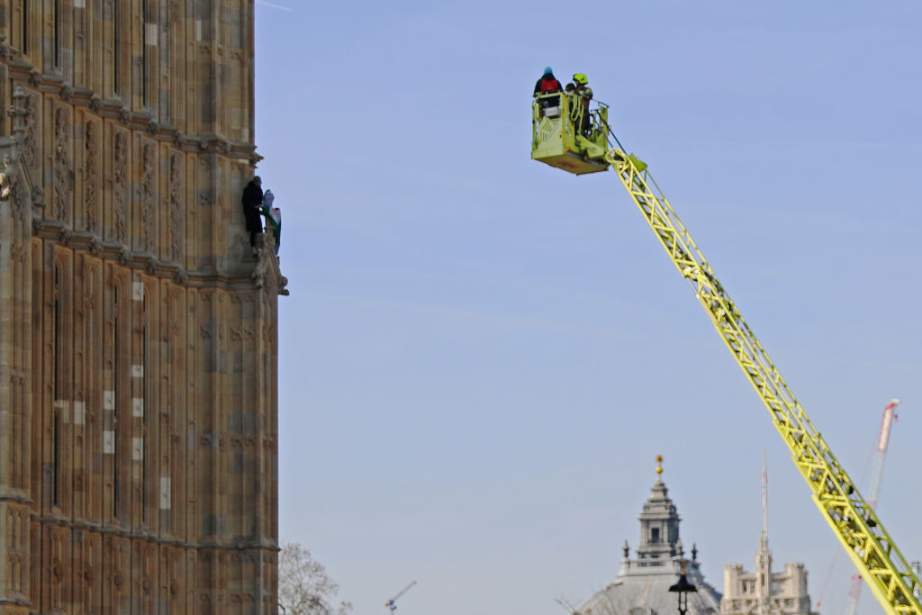 Detienen a hombre que pasó más de 16 horas trepado en el Big Ben con una bandera palestina