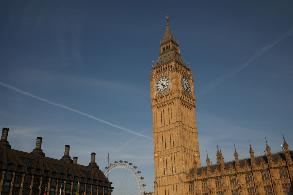 Detienen a hombre que pasó más de 16 horas trepado en el Big Ben con una bandera palestina