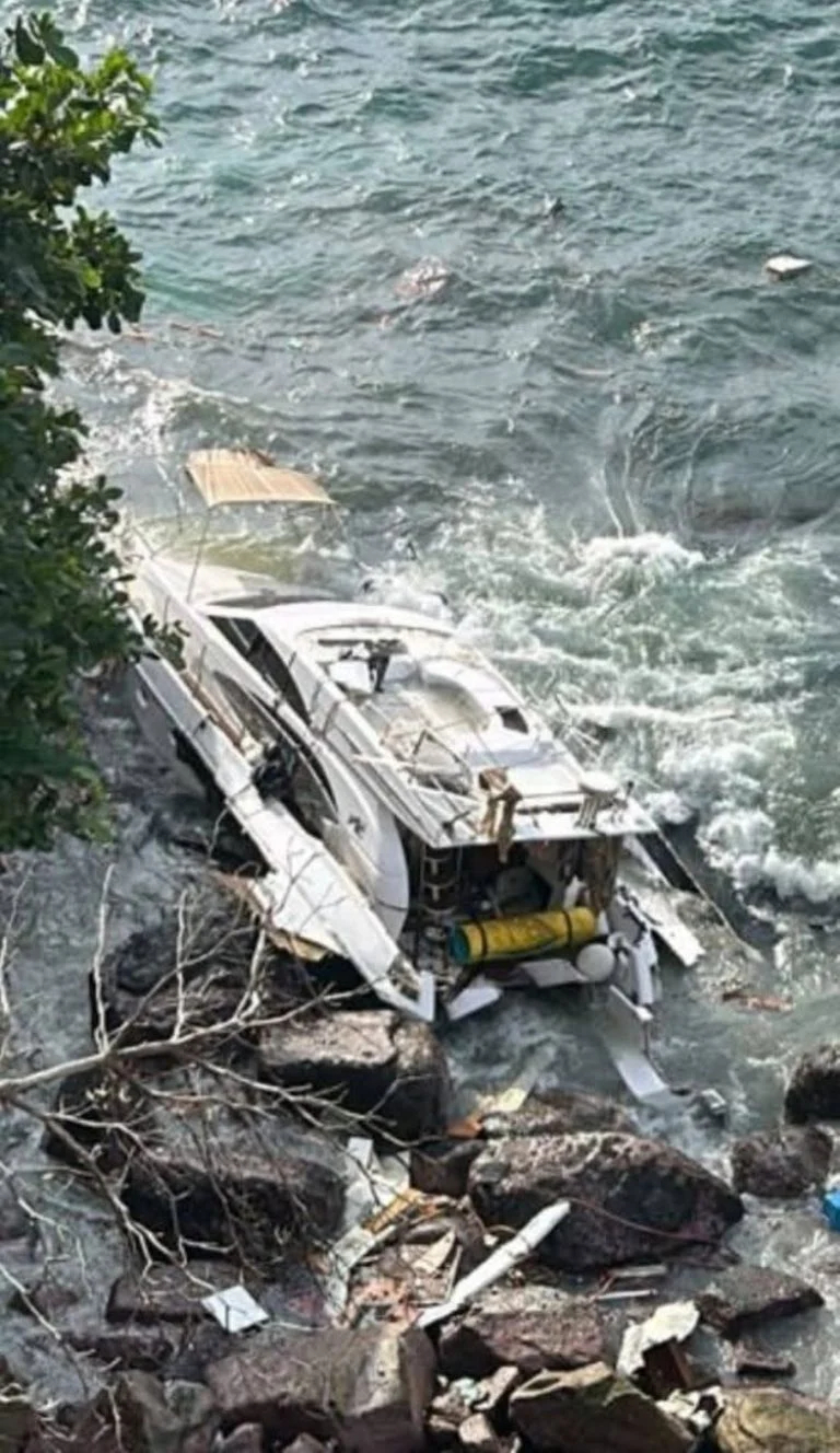 Yate con turistas se hunde en 'La Quebrada', de Acapulco