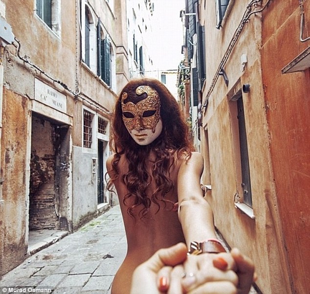 Aquí en las calles de Venecia mientras la novia no usa más que una coqueta máscara clásica del Carnaval.