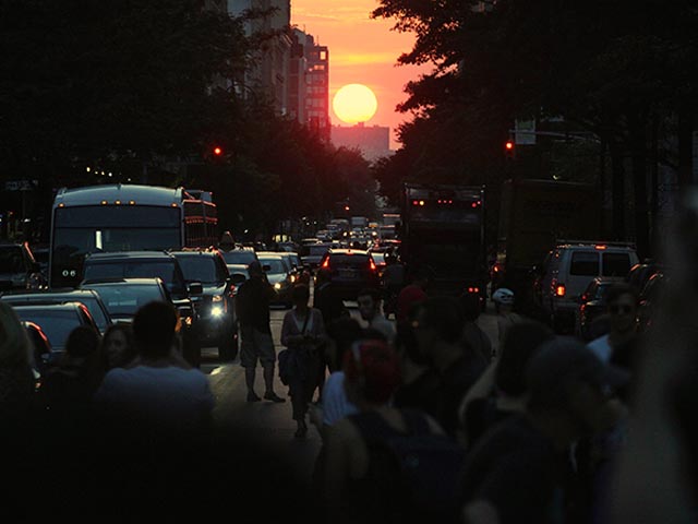 Unique Sunset Placement In NYC Creates Effect Of "Manhattanhenge"