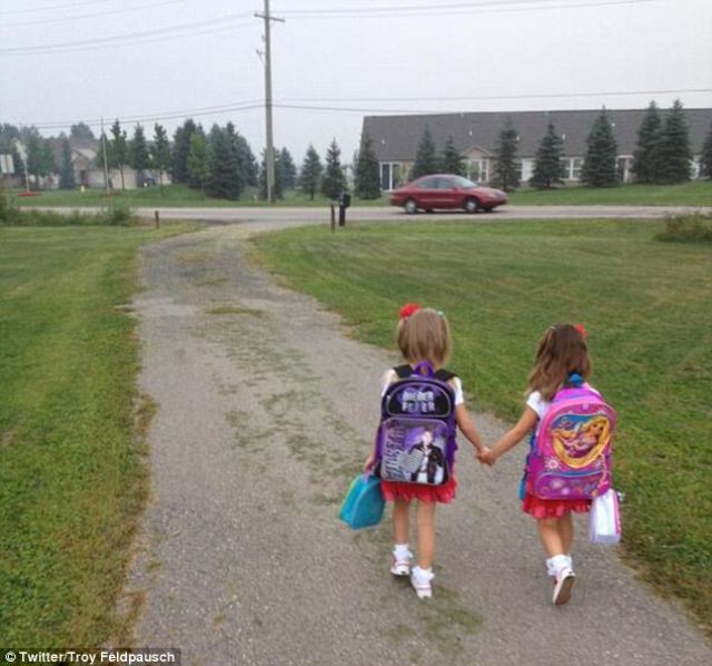 Mi hija mayor llevando a la menor a su primer día de clases