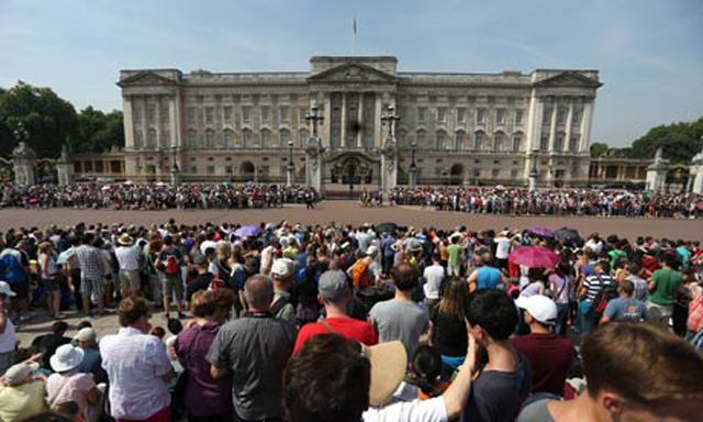 Royal baby: Crowds wait outside Buckingham Palace