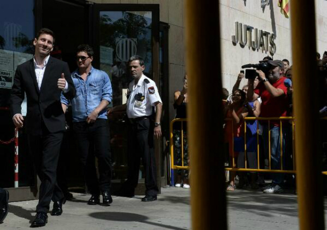 messi saliendo del juzgado