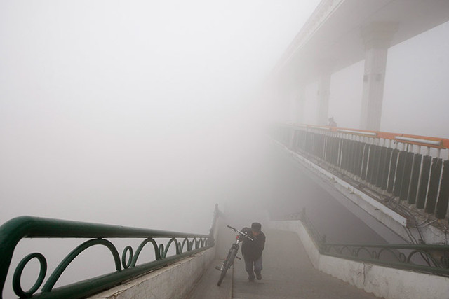 Cyclist-walks-to-bridge-001