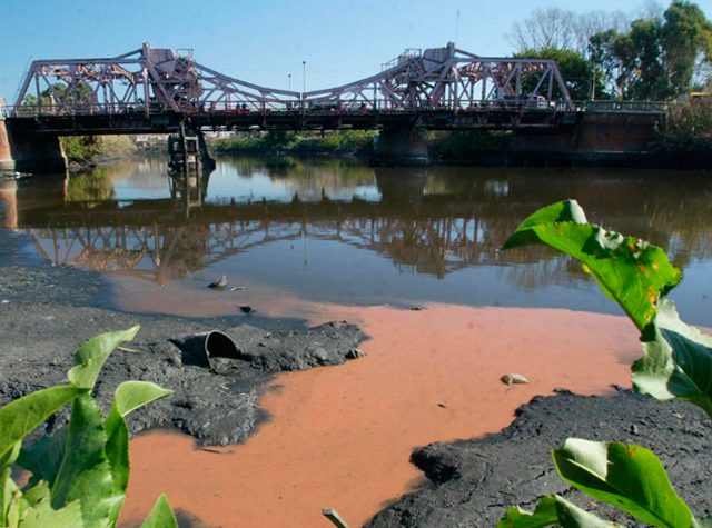 FILE-ARGENTINA-ENVIRONMENT-POLLUTION-RIACHUELO