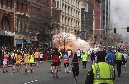 Las explosiones en el maratón de Boston causan al menos tres muertos