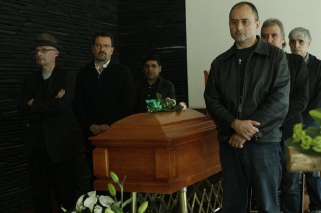 Guardia de honor en memoria de Manuel Ahumada. En la imagen el artista plástico Ferrus, el periodista Carlos Paul y los moneros Antonio Helguera, José Hernández, Ángel Boligan y Rafael Barajas, "El fisgón".