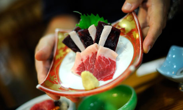 Whale-meat-sashimi-is-ser-007