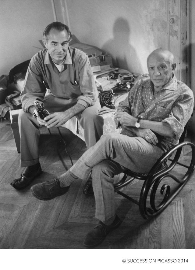 Gjon Mili, Pablo Picasso posando con Duncan en el tercer piso mientras éste fotografiaba Los Picasso de Picasso, 1960