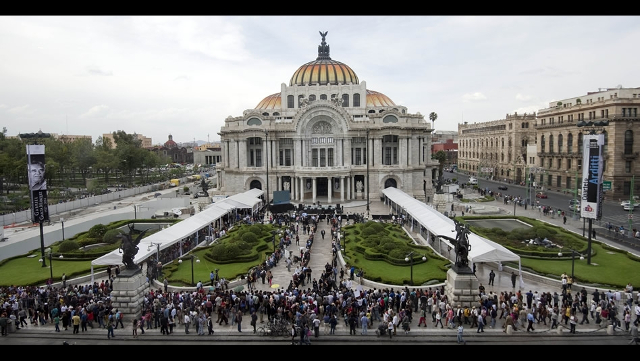 filas-de-personas-esperan-afuera-del-palacio-de-bellas-artes-en-la-ciudad-de-mxico-para-acudir-al-homenaje-de-gabo