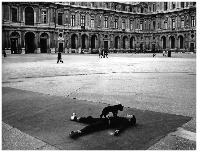 robert-doisneau-cour-carrc3a9e-du-louvre-1969