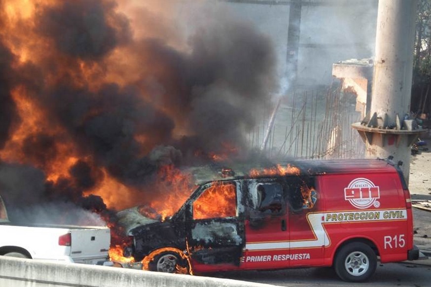 CAMIONETA EN LLAMAS