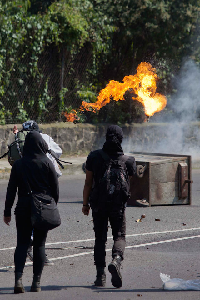 Bloque de encapuchados frente a CU.