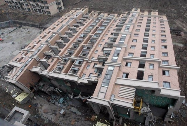 wsj_shanghai_building_collapses_nearly_intact_01_090629_small