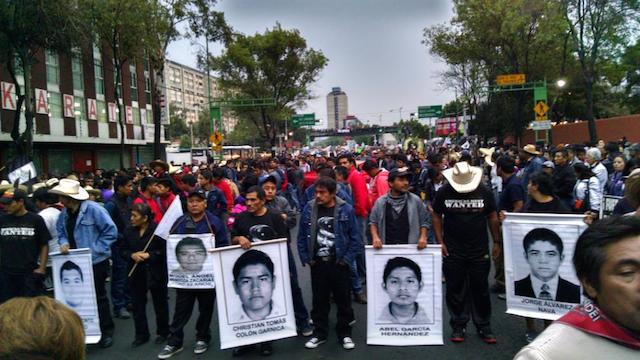 PAPAS_AYOTZINAPA_TLATELOLCO