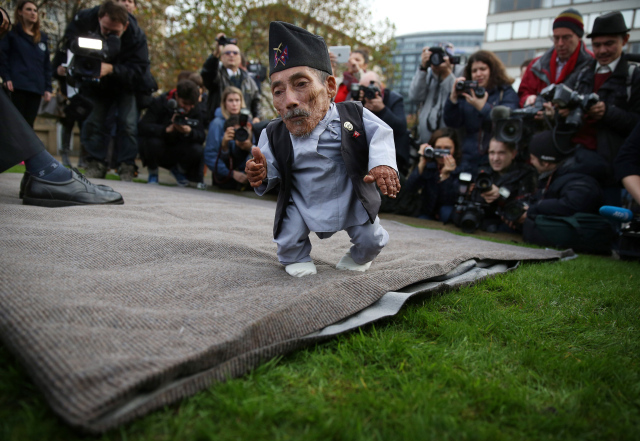 World's Tallest And Shortest Men Meet For Guinness World Records Day