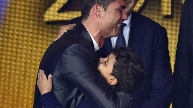 Cristiano Ronaldo y su hijo celebrando su triunfo del Balón de Oro