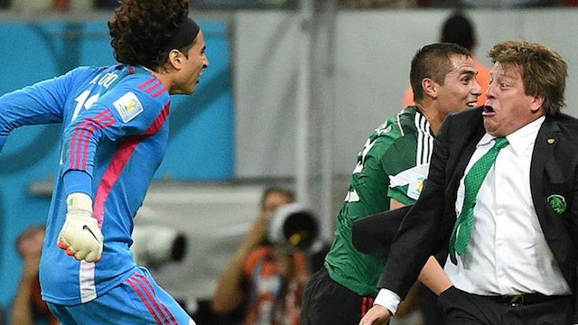 Miguel Herrera, no pudo ocultar su emoción en el Mundial Brasil 2014.