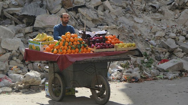 La gente sigue su vida en medio de guerra de Siria