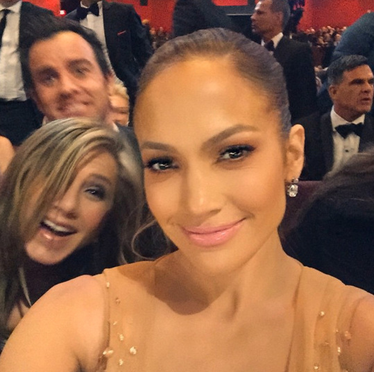 jAn-photobombs-JLo_3209103k