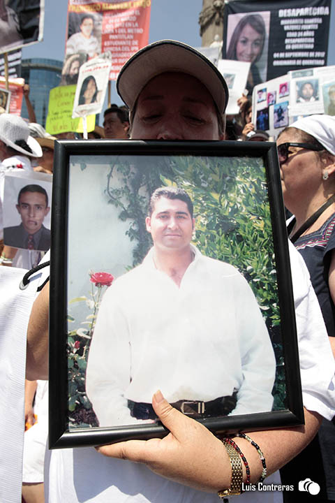 Ciudad de México.10MAYO2015.Marcha denominada “Dignidad Nacional: Madres buscando a nuestros hijos e hijas, buscando la Justicia y la Verdad”,  partió del Monumento a La Madre hasta llegar al Ángel de la Independencia, donde realizaron un mitin y se pronunciaron porque se investigue y localice con vida a sus familiares desaparecidos. El 10 de mayo del 2015. Foto: Luis Contreras