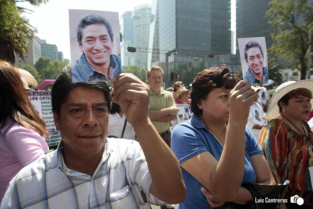 Ciudad de México.10MAYO2015.Marcha denominada “Dignidad Nacional: Madres buscando a nuestros hijos e hijas, buscando la Justicia y la Verdad”,  partió del Monumento a La Madre hasta llegar al Ángel de la Independencia, donde realizaron un mitin y se pronunciaron porque se investigue y localice con vida a sus familiares desaparecidos. El 10 de mayo del 2015. Foto: Luis Contreras