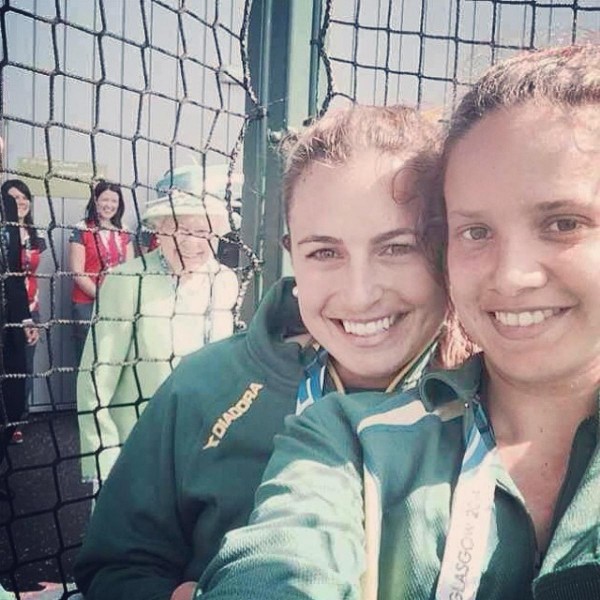 queen-elizabeth-photobombs-australian-hockey-players