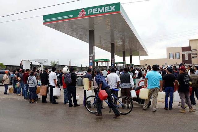 LA CRISIS POR EL DESABASTO DE GASOLINA EN OXACA COMIENZA A INTENSIFICARSE DESDE HOY 05 DE JUNIO DE 2015 POR LA MA√ëANA MUCHAS PERSONAS SE FROMARON DESDE MUY TEMPRANO CON GARRAFONES PARA COMPRAR UNA POCA.