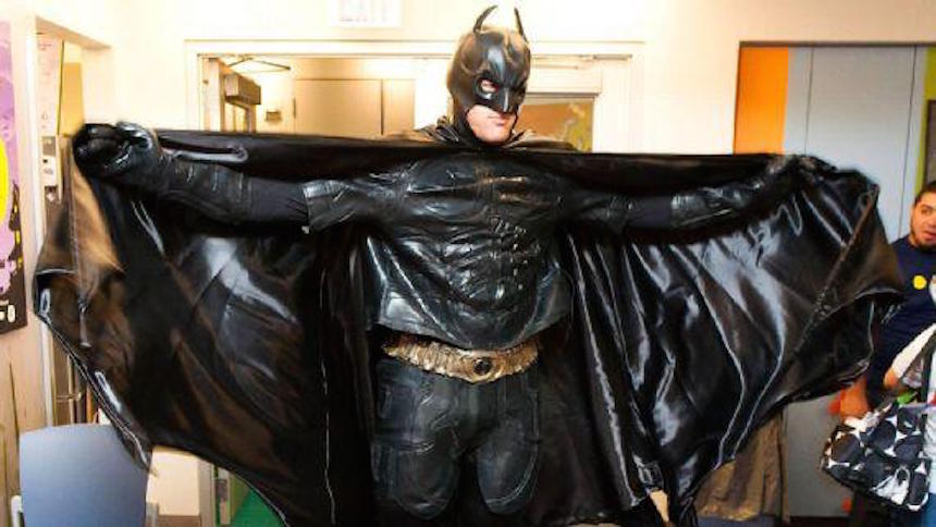 Superhéroe: . Watt visitó un hospital infantil... ¡¡Vestido de Batman!!  