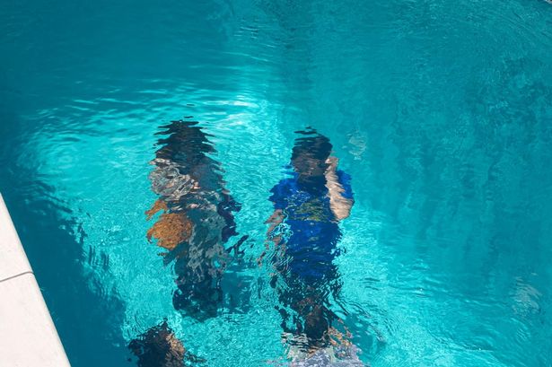 La ilusión óptica que hace ver a las personas como si estuvieran sumergidas  en una piscina 