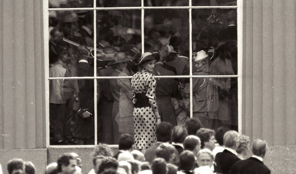 PRINCESS DIANA STANDS IN BUCKINGHAM PALACE COURTYARD.