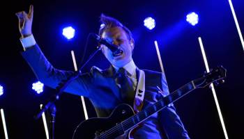 Two Door Cinema Club se inspiro en David Bowie y Prince para su nuevo disco